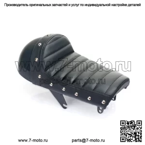 Кожаное сиденье мотоцикла-кафе-гонщика в стиле ретро